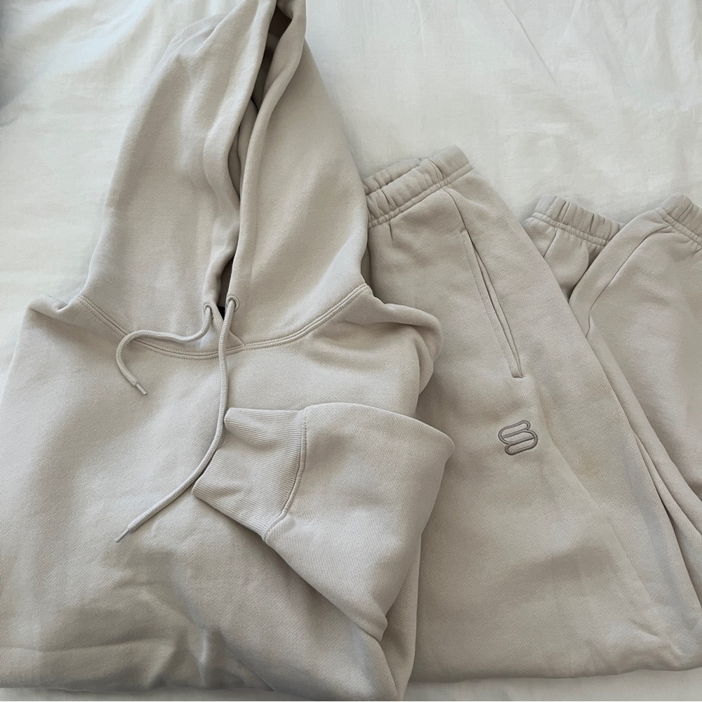 beige aritzia hoodie and sweatpants set